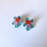 Aros tipo botón con forma de flor de pétalos turquesa y centro rosa y naranja.