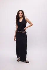 Top sin mangas color blanco, confeccionado en algodón, con escote en V y detalle de tiras cruzadas en el frente.