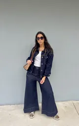 Pantalón de jean azul oscuro de corte ancho con mucha lycra.