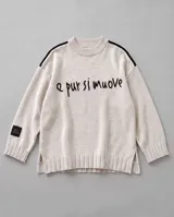 Sweater oversized crudo de tejido de punto, con hombros caídos y mangas largas. Presenta líneas negras en contraste en los hombros, bordado artesanal con la frase "e pur si muove" en el frente y aberturas laterales en el dobladillo.