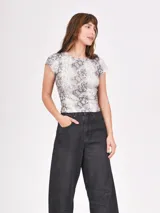 Remera marrón con estampado animal print, cuello redondo y mangas cortas.