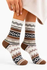Medias de caña media con diseño geométrico y étnico en tonos blanco, marrón y negro, con puntera y talón reforzados en color marrón.