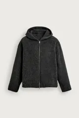 Sobrecamisa de hombre relaxed fit, confeccionada en tejido texturizado efecto pelo de color gris oscuro. Cuenta con cuello con capucha, manga larga, bolsillos laterales en la cadera y cierre frontal con cremallera.