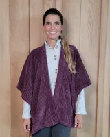 Ruana abierta de tejido de punto con textura acanalada en color bordó, de corte amplio y mangas tipo kimono.