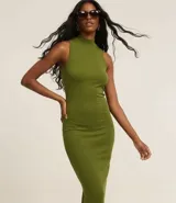 Vestido midi de malla rib color borgoña, con cuello alto y sin mangas.