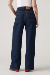 Jean de corte baggy con tiro medio y pierna ancha, confeccionado en denim de color azul oscuro sin elasticidad.