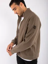 Campera celeste con cierre frontal, cuello alto y bolsillos laterales.