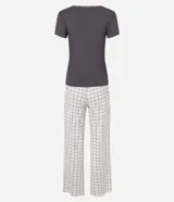 Pijama largo con blusa gris acanalada de cuello redondo y pantalón largo con estampado de cuadros y cintura elástica.