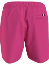 Short de baño rosa con cintura elástica ajustable con cordón. Estampado vertical con el logo de Tommy Hilfiger en la pierna derecha.