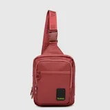 Bolso tipo morral cruzado de la marca Bubba, confeccionado en material sintético resistente color bordó. Cuenta con un compartimento principal con cierre, un bolsillo frontal con cierre, correa ajustable con hebilla de seguridad y parche con logo de la marca.