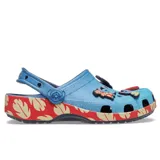 Zuecos Crocs Classic Clog inspirados en Disney Lilo & Stitch, de color celeste en la parte superior con estampado de Stitch y adornos Jibbitz exclusivos, y suela roja con estampado de hojas tropicales.