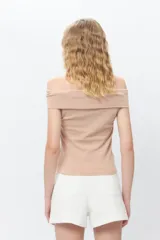 Top strapless negro con efecto desteñido.