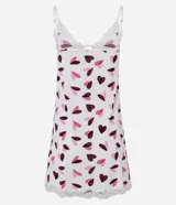 Camisón corto de microfibra color blanco con estampado de corazones en tonos rosado y bordó. Presenta breteles finos regulables, escote en V realzado con puntilla blanca y terminación de encaje en el ruedo.