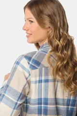 Camisa de viyela a cuadros en tonos pastel, con cuello clásico, cierre frontal de botones y bolsillo en el pecho.