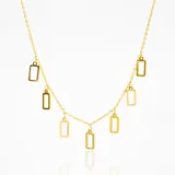 Cadena dorada de acero quirúrgico hipoalergénico con dijes rectangulares calados.