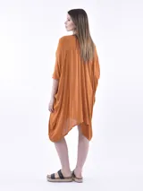 Vestido midi de corte holgado y diseño oversize, color naranja, con cuello en V, cierre frontal con botones y mangas cortas amplias.