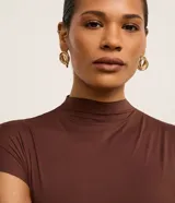 Body de poliamida color marrón, de diseño ajustado al cuerpo, con cuello medio y mangas cortas.