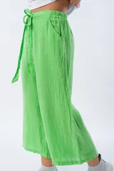 Pantalón corto de lino color verde menta, con cintura elastizada y lazo ajustable. Corte a la altura de los tobillos.