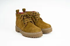 Bota acordonada color marrón de cuero gamuzado, con suela de goma y plataforma.