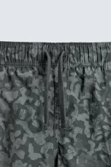 Bañador de hombre de tejido técnico, color gris oscuro con estampado abstracto en tonos más claros. Presenta cintura elástica ajustable con cordón, bolsillos laterales y un bolsillo trasero de plastrón.