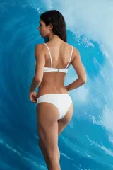 Conjunto de bikini color blanco, con corpiño tipo balconette con copa y aro, tirantes finos regulables, y bombacha clásica de corte semivedetina.