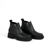 Bota de cuero vacuno color marrón, con interior forrado en corderito natural. Tiene suela de goma artesanal, punta cuadrada, cierre YKK en ambos lados y caña de 11cm.