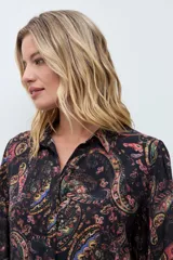 Camisa de manga larga con estampado estilo paisley en tonos oscuros, cuello clásico y puños ajustados.