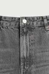 Jeans relaxed barrel fit confeccionados en denim de algodón color celeste con efecto lavado. Presentan tiro medio, corte amplio con forma curva que se estrecha hacia el tobillo, diseño de cinco bolsillos, detalle de pinza en las rodillas y cierre frontal con cremallera y botón.
