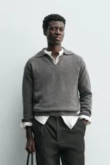 Polo de punto de corte regular, confeccionado en una mezcla de lana y cashmere. Presenta cuello solapa con abertura frontal en V, manga larga y acabados en rib en puños y bajo.