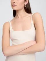 Vestido midi de punto acanalado color crema, con breteles finos y corte ajustado.