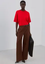 Chaleco de punto rojo de cuello redondo y mangas cortas holgadas.