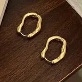 Par de aros dorados con forma irregular y cierre a presión.
