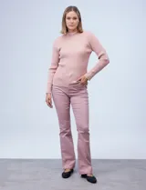 Buzo rosa de tejido acanalado, marca Cable & Gauge, con cuello alto y manga larga con aplique de botones en los puños.