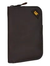 Billetera tipo organizador de viaje Caterpillar, color gris oscuro, fabricada en poliéster reciclado. Cuenta con cierre perimetral de cremallera, parche frontal con el logo de la marca en negro y amarillo, y tirador de cordón. Diseñada con protección RFID, capacidad para pasaportes y múltiples compartimentos internos.