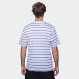 Remera de manga corta con cuello redondo, diseño a rayas horizontales en tonos beige y marrón oscuro, con parche de logo de la marca en el pecho.