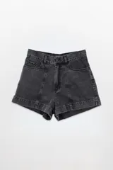 Short de denim negro, tiro medio y corte holgado.