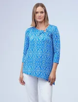 Blusa de seda fría texturada, marca Ruby Rd. Cuello a la base con aplique de aro metálico y terminación de ruedo asimétrico.