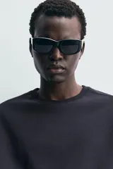 Sudadera de manga corta con corte relajado, confeccionada en tejido interlock de algodón con elasticidad y cuello redondo.