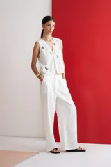 Pantalón de vestir blanco de lino, de corte ancho y tiro alto.
