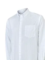 Camisa clásica de manga larga de RKF, color blanco con patrón de cuadros finos en color azul. Presenta cuello abotonado, cierre frontal con botones, un bolsillo en el pecho con el logo bordado y calce regular.