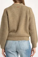 Cardigan de lana color verde oliva, con cuello en V, cierre frontal de botones y diseño de punto acanalado con corte oversize.