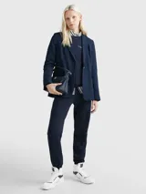 Zapatillas altas de cuero blanco con detalles en azul marino y rojo.