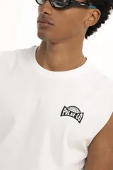 Musculosa blanca de algodón con logo estampado en el pecho.