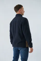 Campera polar para hombre de corte recto, con cuello alto, cierre frontal completo, bolsillos laterales con cierre y logo estampado en el pecho.