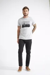 Pantalón de corte slim con diseño de cinco bolsillos y logo bordado. Confeccionado en tejido de algodón con spandex para mayor comodidad.