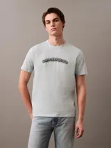 Remera celeste de algodón con logo "calvin klein jeans" estampado en el pecho con efecto 3D.