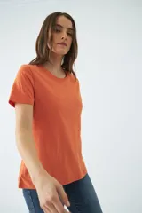 Remera básica de dama con escote redondo y mangas cortas, de calce regular.