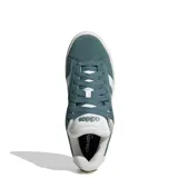 Championes urbanos Adidas modelo Grand Court Alpha, color verde azulado con las icónicas tres tiras laterales en blanco. Presentan una capellada de material sintético con efecto gamuzado, lengüeta acolchada con logo de la marca y suela de goma en tono crema con base color caramelo.