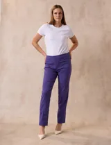Pantalón celeste en gabardina elastizada marca Zac & Rachel. Pretina ancha con faja interna modeladora. Largo de pierna con costura frontal pespunteada. Trasera con bolsillos ojal simulados.