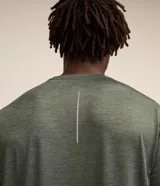 Remera deportiva de manga corta con cuello redondo, confeccionada en tejido técnico con tecnología Dry para mayor transpirabilidad y evaporación del sudor. Presenta un diseño básico con detalles reflectantes.